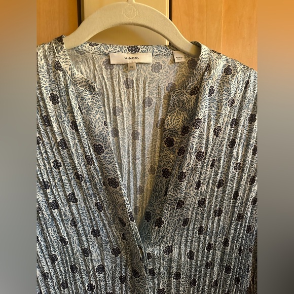 Vince Camellia Print Pleated Blouse, Pale Bay Blue, XS, Never Worn NWOT New! - Picture 6 of 10
